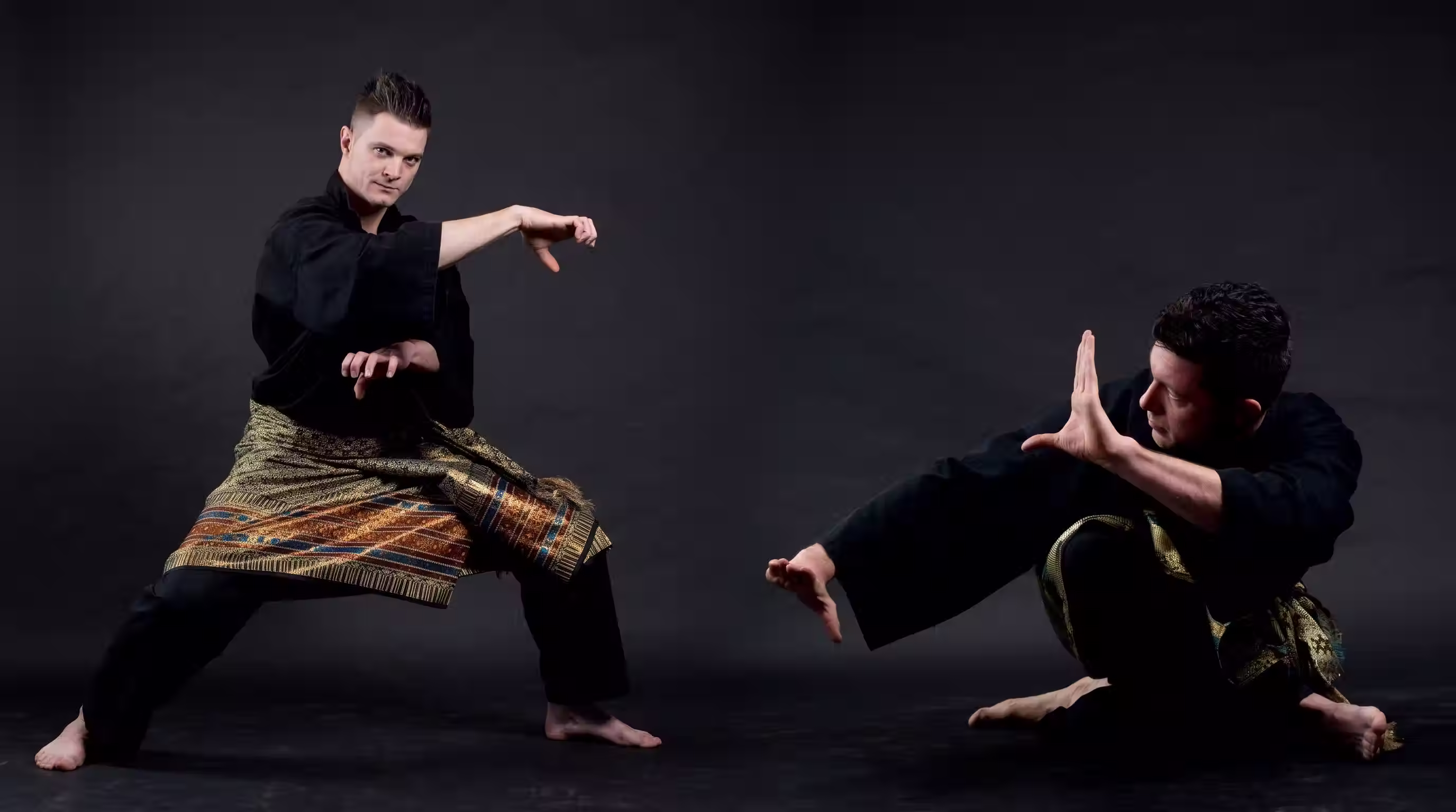 Twee poses uit pencak silat bij Satria Gaya