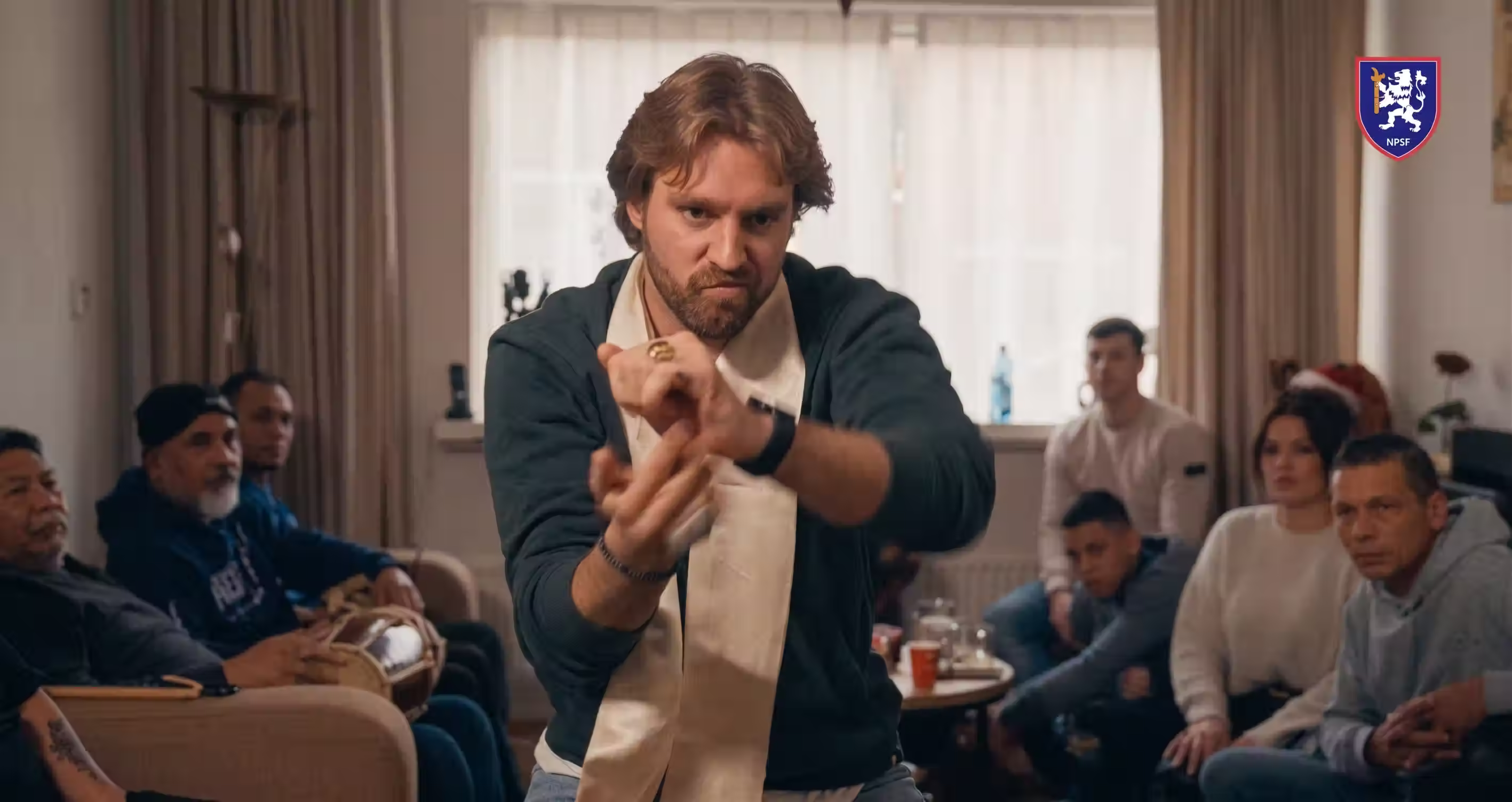 Koen in de NPSF documentaire kembangan in woonkamer