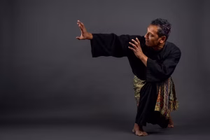 Een pesilat van pencak silat vereniging Satria Gaya doet Seni