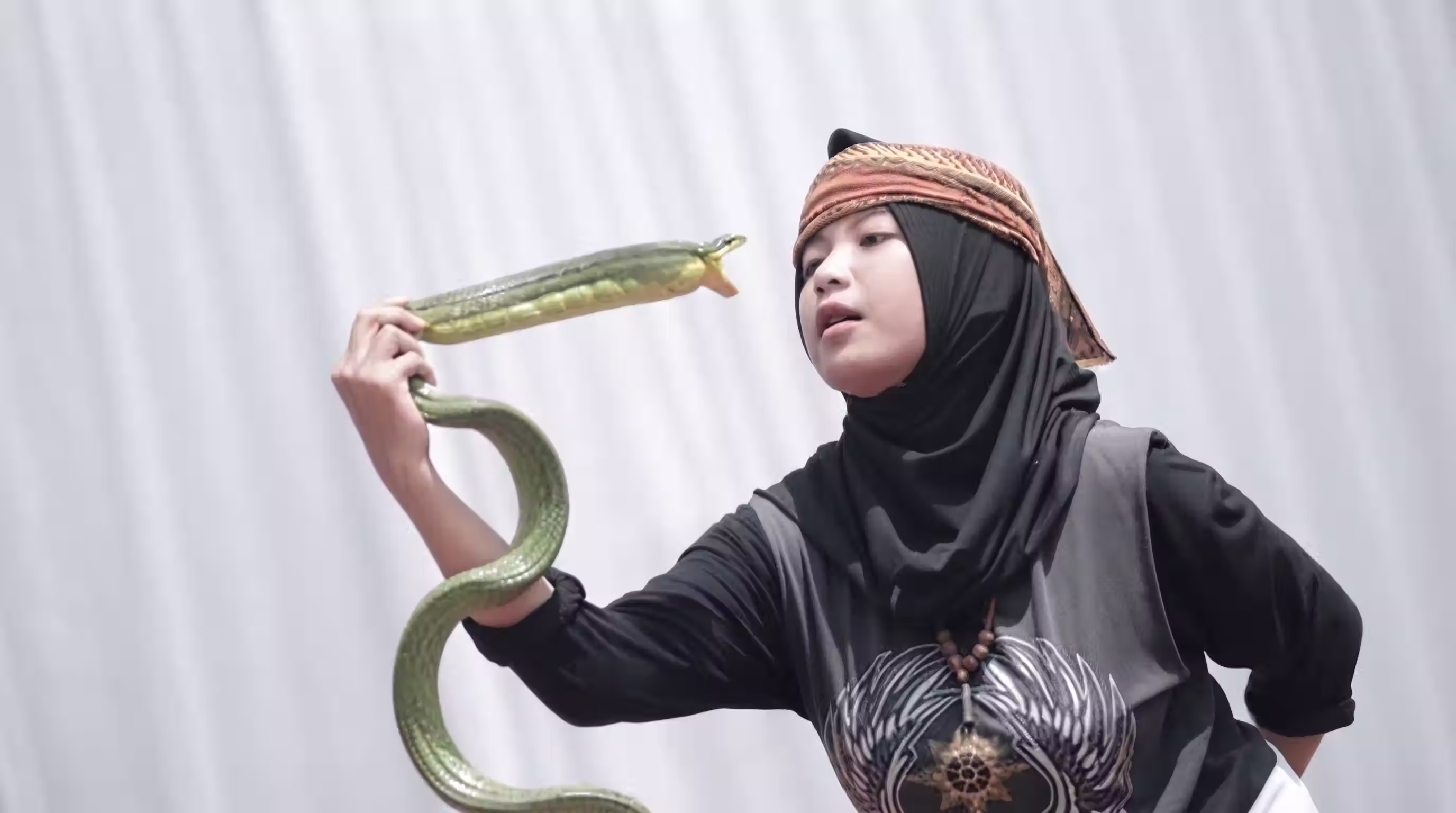 Indonesisch meisje tijdens een pencak silat ular demo