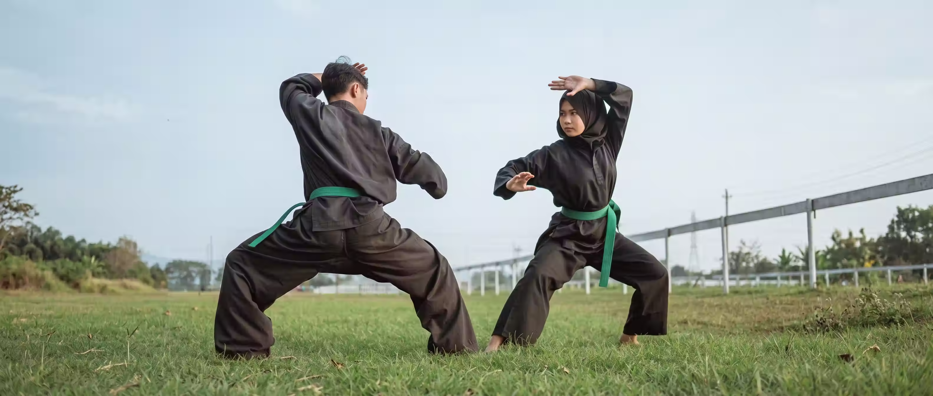 Twee pesilat in kuda kuda houding