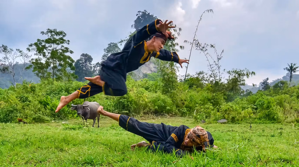 Twee pesilat vechten in de stijl van silek harimau, een pencak silat stijl van de minangkabau in Sumatra