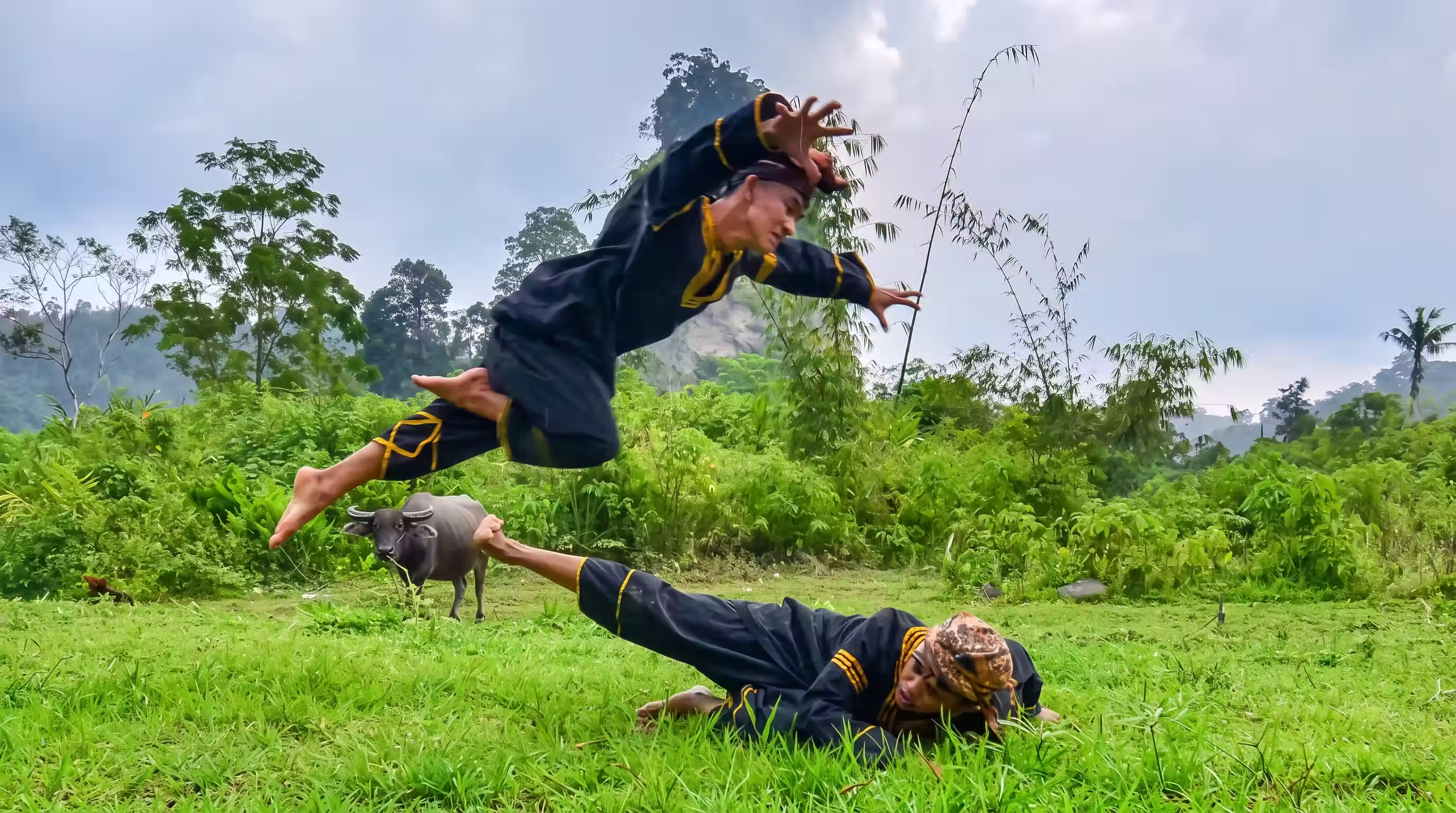 Twee pesilat vechten in de stijl van silek harimau, een pencak silat stijl van de minangkabau in Sumatra