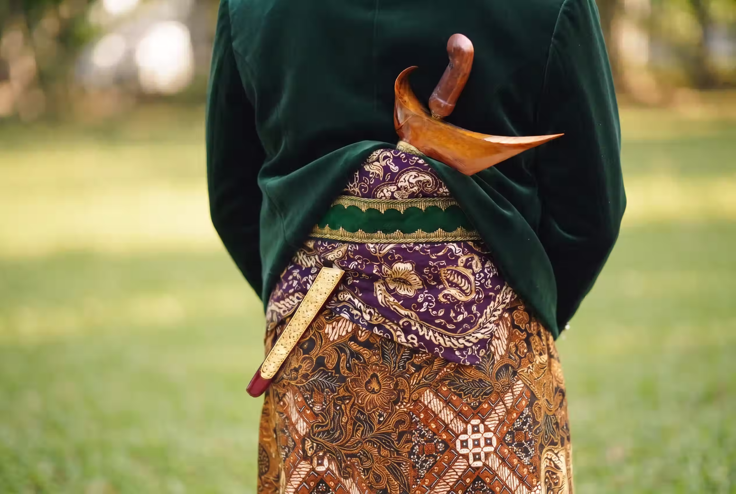 Foto van man met keris en traditionele sarong