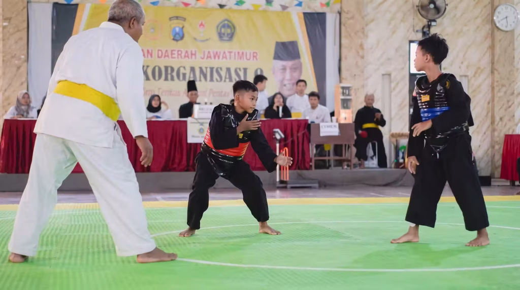 Twee pesilat van pencak organisasi doen tanding, het olah raga element van pencak silat
