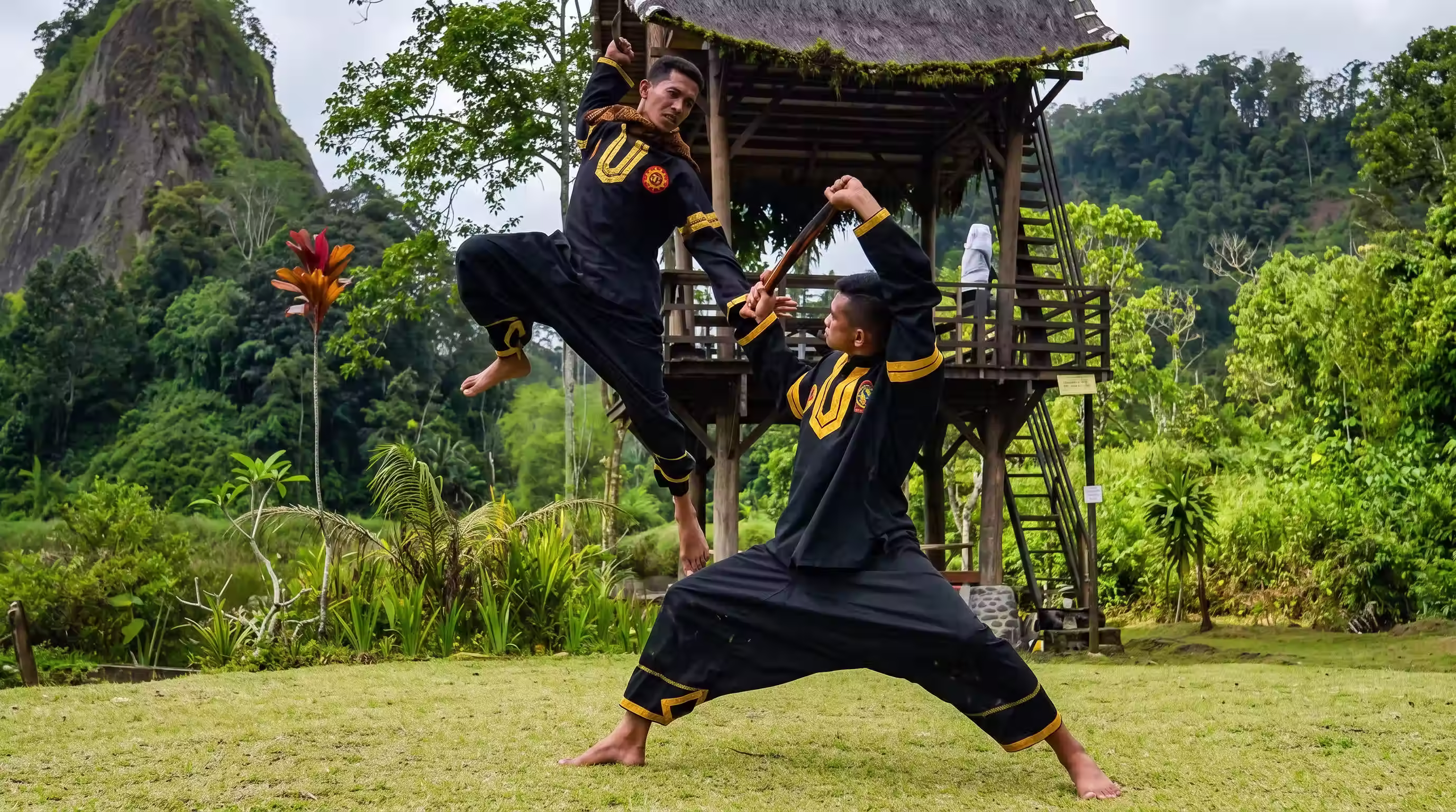 Twee pesilat uit de pencak silat stijl silek harimau mingkabau in sumatra