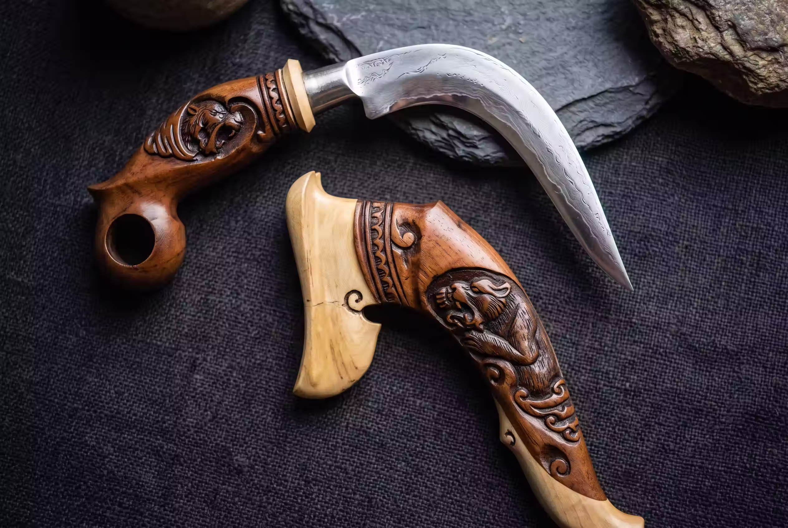 kerambit pencak silat op een zwart doek