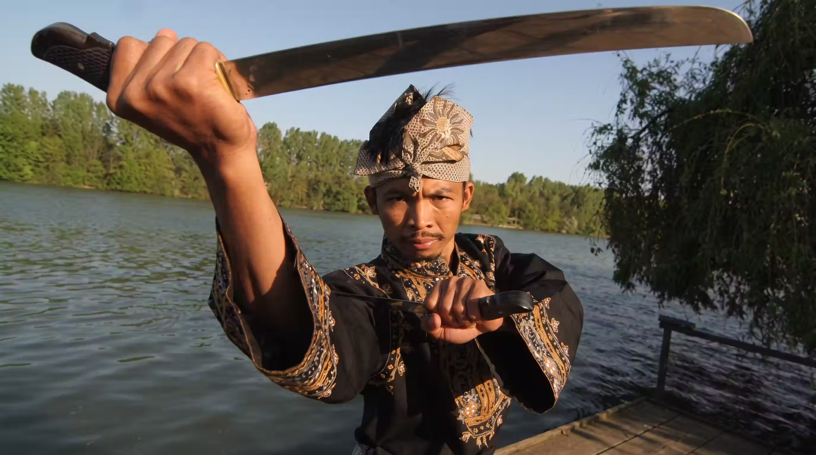 Cecep Arif Rahman poseert met een golok voor pencak silat