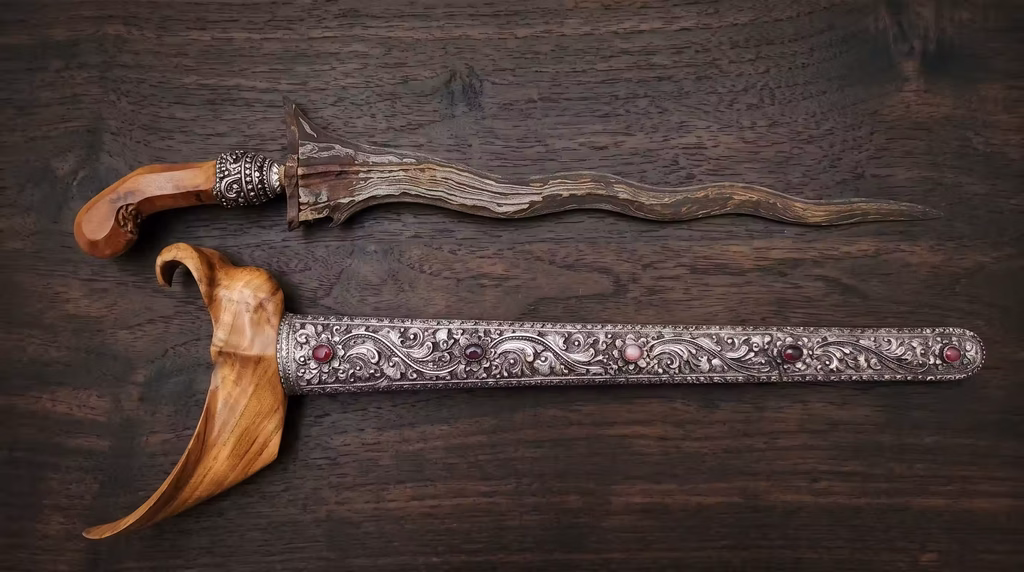 Een tafel met daarop het pencak silat wapen de keris met hier een javaanse keris